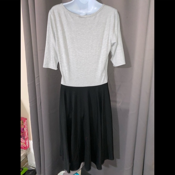 Woman’s dress - Picture 2 of 3